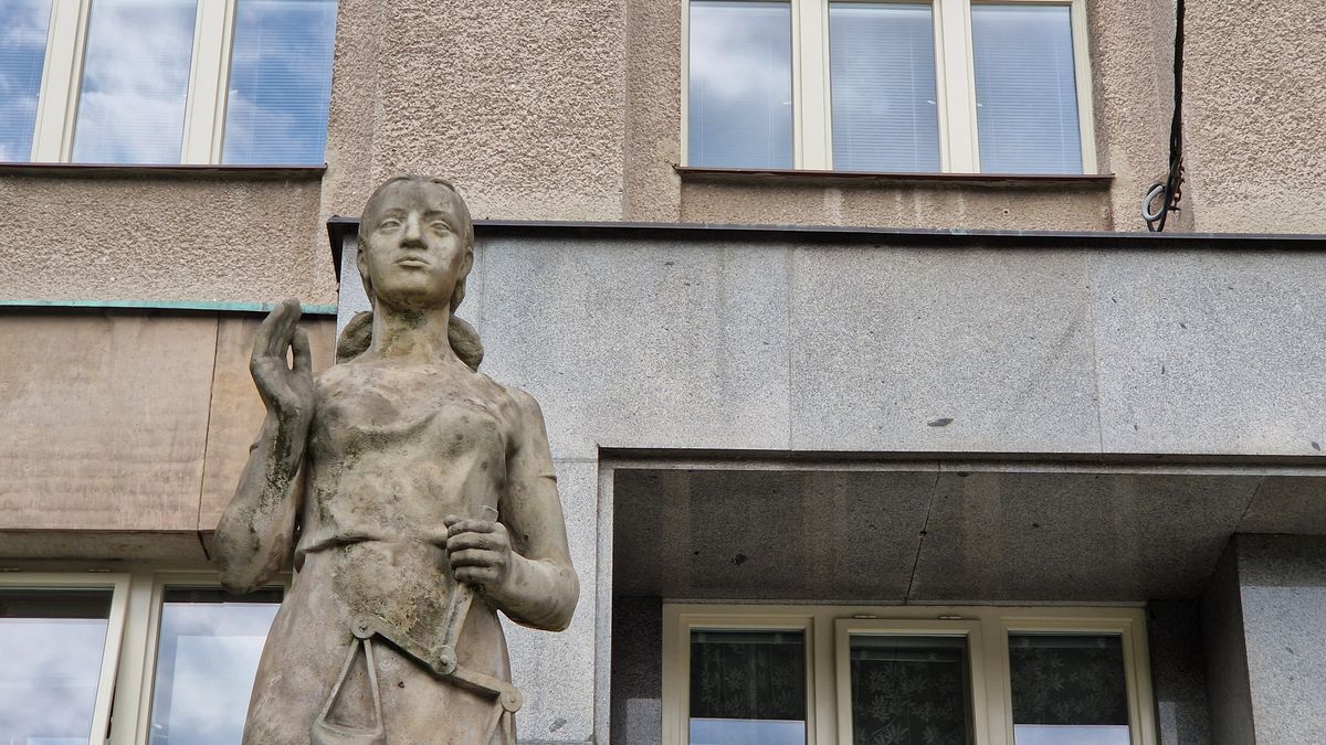 Matka nabídla své děti predátorovi. Poškozená dívka si kvůli tomu klade za vinu rozpad rodiny